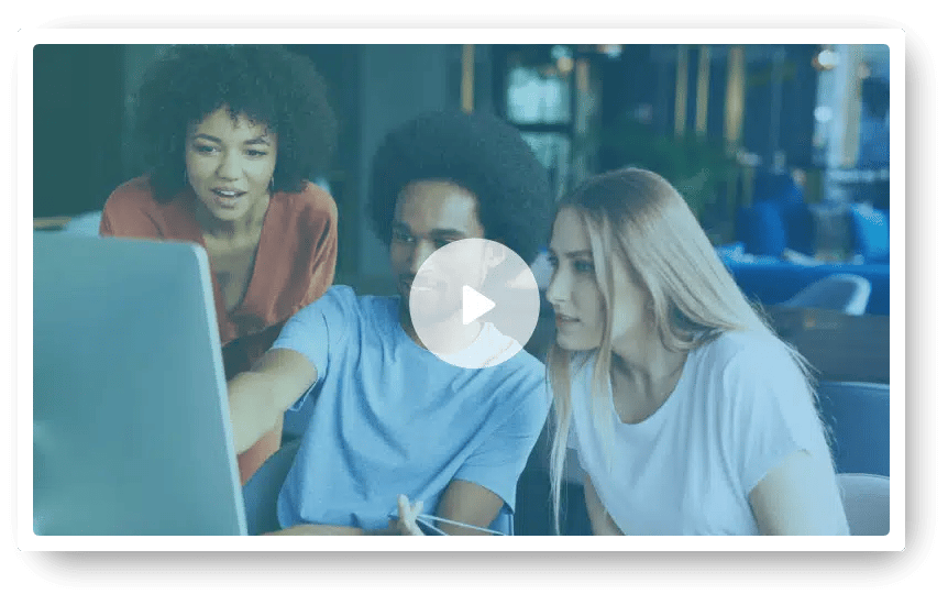 jovens assistindo a uma vídeo aula em uma plataforma ead para cursos e treinamentos online